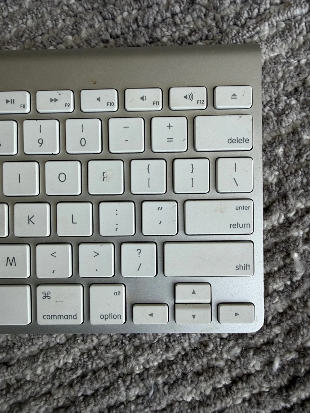 Apple Wireless Aluminum Keyboard in Silver and White model A1314